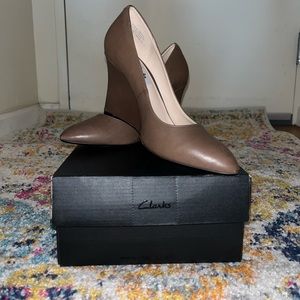 Clarks Wedge Leather Pumps | Size 7 | Mushroom | New